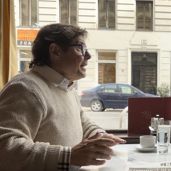Peter Dukes von Jonas Reindl bei einem Mundart Soul Auftritt