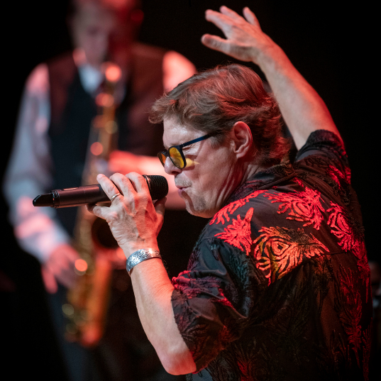 Peter Dukes live auf der Bühne in Wien mit Jonas Reindl